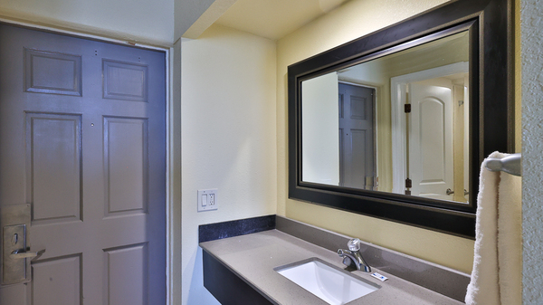 Oceanfront Double Room. 3 Photo 6